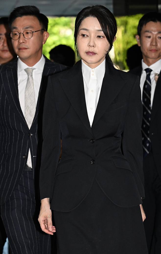 윤석열 전 대통령 부인 김건희 여사가 12일 오전 서울 서초구 서울중앙지법에서 열린 자본시장과 금융투자업에 관한 법률 위반 및 정치자금법 위반 혐의 등의 구속 전 피의자 심문(영장실질심사)에 출석하고 있다. 2025.8.12. 뉴스1