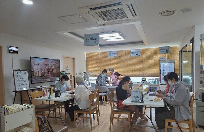 24일 서울 서초구 치매안심센터에 마련된 ‘서초 쿨링센터’에서 치매 어르신과 가족들이 그림 그리기 체험에 참여하며 무더위를 식히고 있다. 서초구 제공