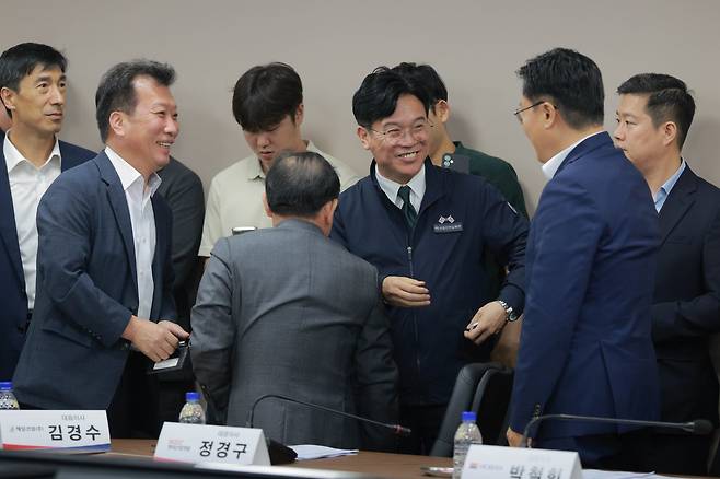 김영훈 고용노동부 장관이 14일 오후 서울 중구 직업능력심사평가원에서 열린 ‘중대재해 근절을 위한 건설사 간담회’에 참석하며 건설사 대표들과 인사를 하고 있다. 사진공동취재