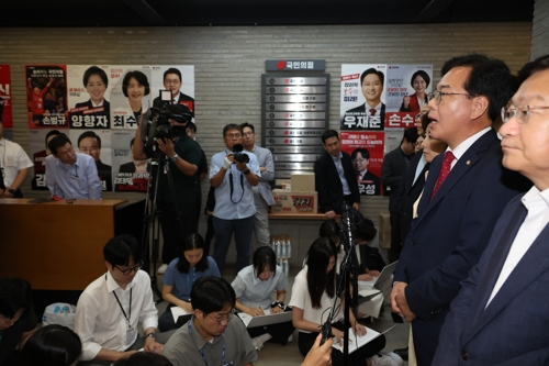 국민의힘 송언석 비상대책위원장 겸 원내대표가 13일 서울 여의도 국민의힘 당사에서 당사 압수수색과 관련해 입장을 밝히고 있다. [연합뉴스]