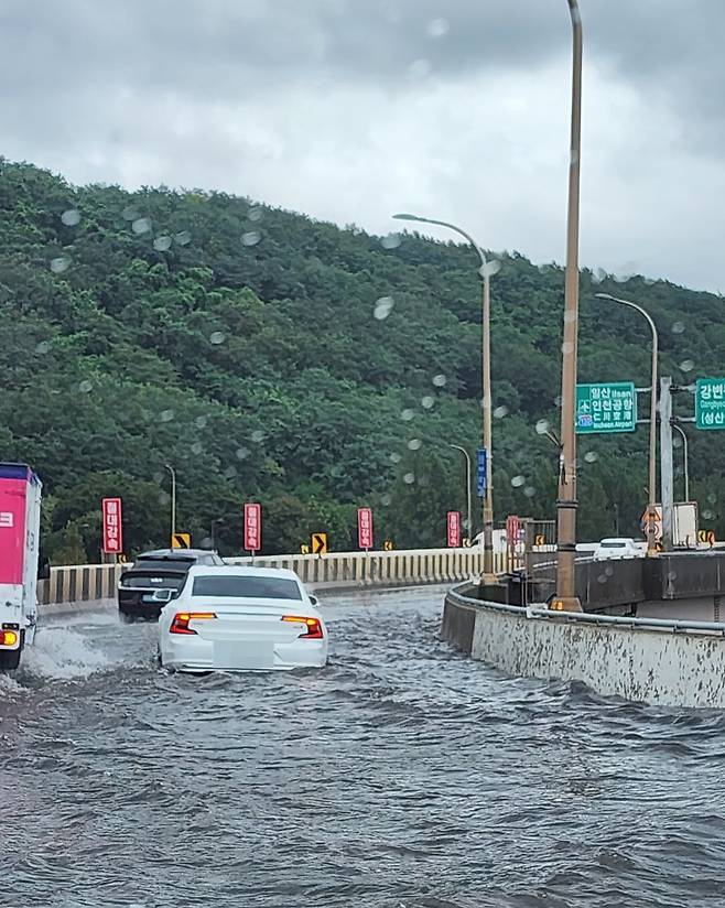 수도권에 많은 비가 내린 13일 서울 가양대교 램프에 물이 차 있는 모습. 독자 제공. /사진=연합뉴스