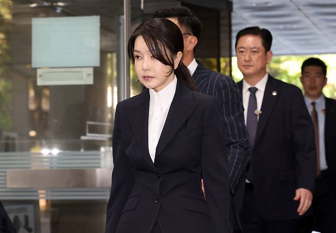 김건희 여사가 지난 12일 서울 서초구 서울중앙지법에서 열린 구속 전 피의자 심문(영장실질심사)에 출석하고 있다. 사진공동취재단