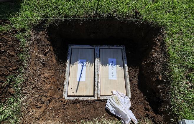 일본에서 영면한 뒤 오사카의 한 절에 있던 홍순하·김양능 부부의 유골함이 지난달 29일 오전 제주 조천읍 와흘리 남양 홍씨 가족묘지에 모셔져 있다. 제주/김영원 기자 forever@hani.co.kr