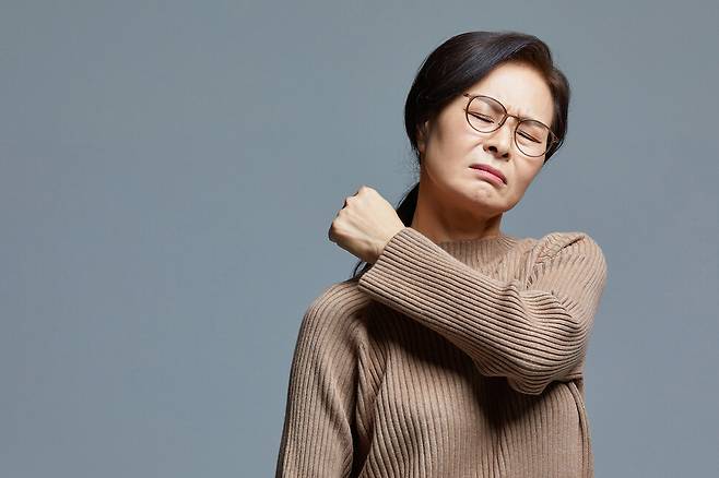 석회성 건염은 어깨 힘줄(회전근개)에 칼슘이 비정상적으로 쌓이며 생기는 염증성 질환이다. 게티이미지뱅크