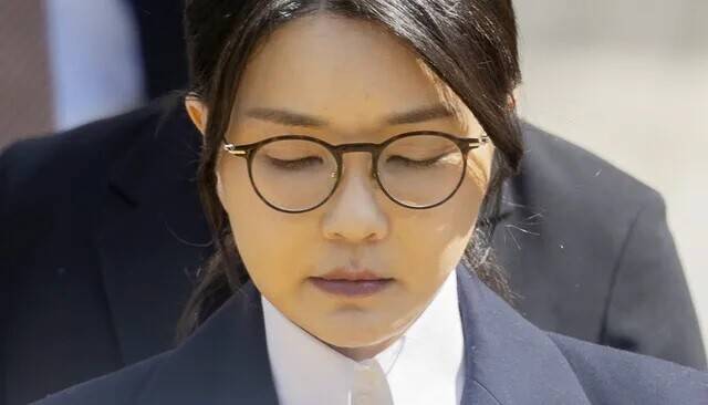 윤석열 전 대통령 부인 김건희 여사가 12일 구속 전 피의자 심문(영장실질심사)을 마친 뒤 서울 서초구 서울중앙지법 청사를 나서고 있다. 공동취재사진