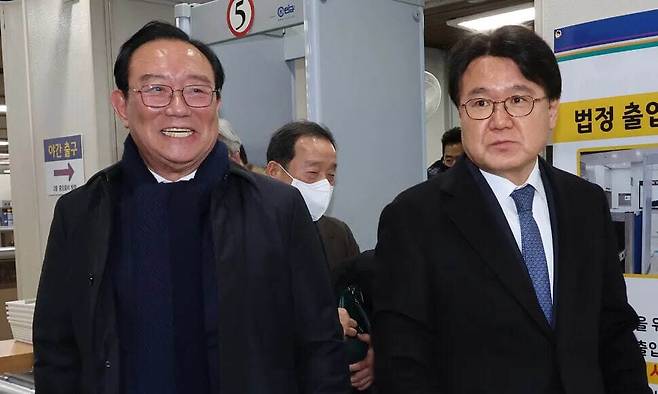 지난 2월4일 서울 서초구 서울고등법원에서 열린 문재인 정부 청와대의 ‘울산시장 선거 개입 의혹’ 사건 2심 선고공판에서 무죄가 선고된 송철호 전 울산시장(왼쪽)과 황운하 조국혁신당 원내대표가 법정을 나서고 있다. 연합뉴스