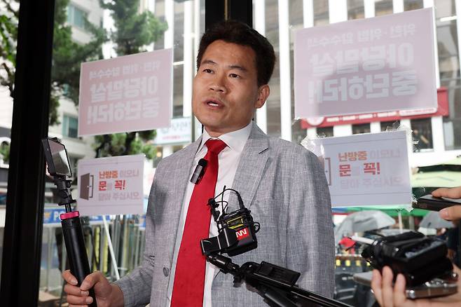 전한길씨가 14일 오전 서울 여의도 국민의힘 중앙당사에서 열린 중앙윤리위원회 회의에 출석하며 입장을 밝히고 있다. 공동취재사진