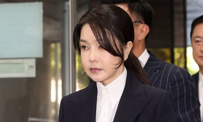 김건희 여사가 지난 12일 서울 서초구 서울중앙지법에서 열린 구속 전 피의자 심문(영장실질심사)에 출석하고 있다. 사진공동취재단