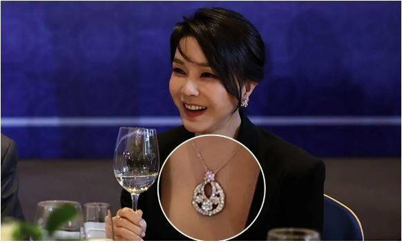 윤석열의 부인 김건희씨가 2022년 6월29일(현지시각) 스페인 마드리드의 한 호텔에서 열린 스페인 동포 만찬간담회에 참석해 대화를 나누고 있다. 대통령실 제공