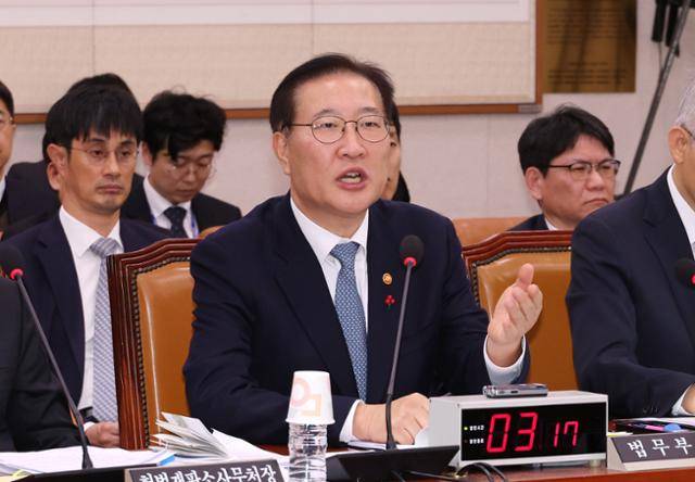 지난해 12월 6일 국회 법제사법위원회 전체회의에 출석한 박성재 당시 법무부 장관이 의원 질의에 답변하고 있다. 연합뉴스