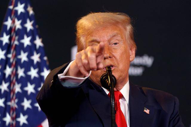 도널드 트럼프 미국 대통령이 13일 미 워싱턴 케네디센터에서 올해 말 시상식이 개최되는 ‘케네디센터 아너스’ 수상자를 발표하고 있다. 워싱턴=UPI 연합뉴스