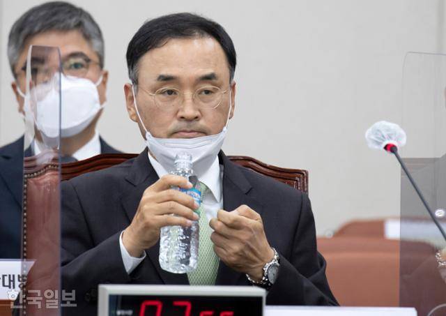 2021년 10월 19일 차정인 당시 부산대 총장이 국회의사당에서 열린 국회 교육위원회 국정감사에 참석해 의원들 질의에 답하던 중 물을 마시고 있다. 오대근 기자