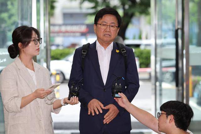 최교진 교육부 장관 후보자가 14일 서울 여의도 한국교육시설안전원에 마련된 인사청문회 준비 사무실로 출근하며 취재진 질의에 답하고 있다. 뉴시스
