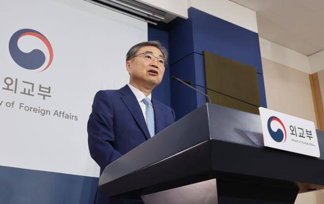 조현 외교부 장관이 14일 서울 종로구 정부서울청사 별관에서 내신 기자단 대상 브리핑을 하고 있다. 뉴시스
