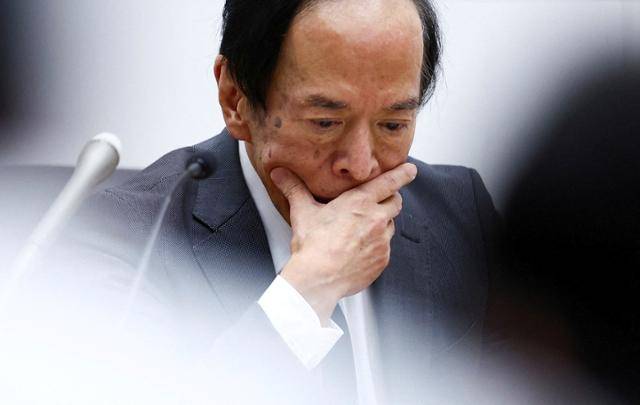 우에다 가즈오 일본은행 총재가 지난달 31일 도쿄 일본은행 청사에서 열린 금융정책결정회의 직후 기자회견에 참석한 자리에서 깊은 생각에 잠겨 있다. 도쿄=로이터 연합뉴스