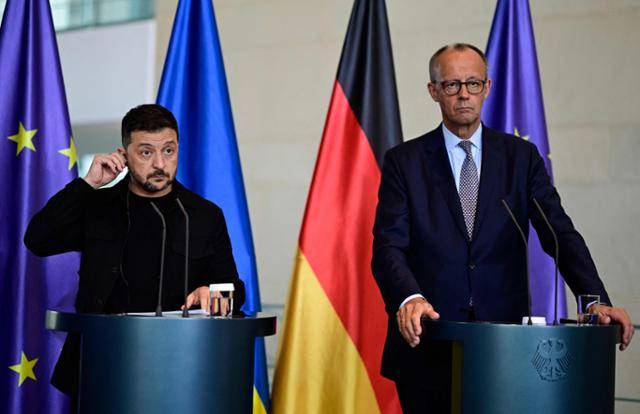 프리드리히 메르츠 독일 총리와 볼로디미르 젤렌스키 우크라이나 대통령이 13일 도널드 트럼프 대통령과 화상회의 직후 기자회견에 임하고 있다. 베를린=AFP 연합뉴스
