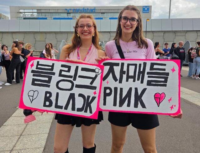 2일 블랙핑크 월드투어 콘서트가 열린 프랑스 파리 ‘스타드 드 프랑스’ 경기장에서 만난 릴리아 올라스트랑젤(왼쪽)과 에밀리 플래너건이 직접 만든 한국어 플래카드를 들어 보이며 웃고 있다. 파리=정승임 특파원