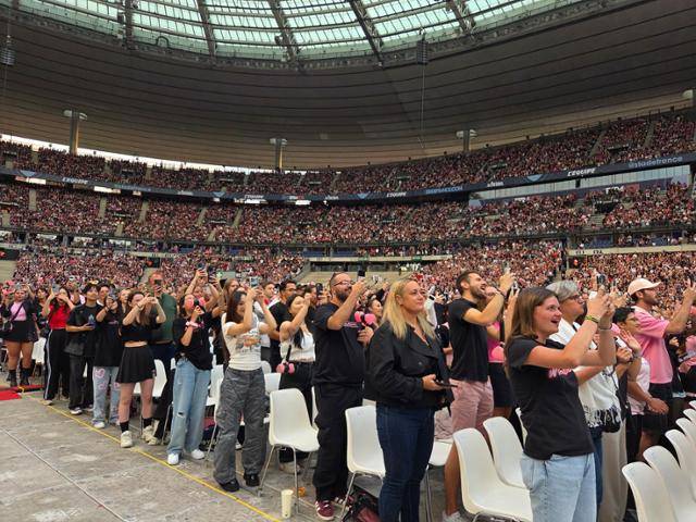 2일 블랙핑크 월드투어 콘서트가 열린 프랑스 파리 ‘스타드 드 프랑스’ 경기장에서 환호하는 현지 팬들. 파리=정승임 특파원