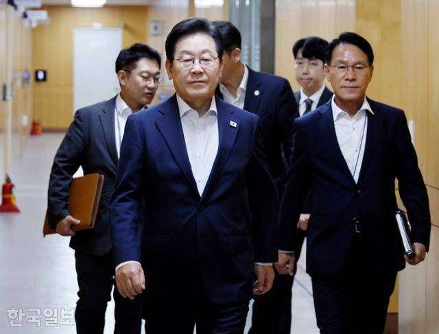 이재명 대통령이 14일 서울 용산 대통령실 청사에서 열린 제7차 수석 보좌관회의에 참석하고 있다. 왕태석 선임기자