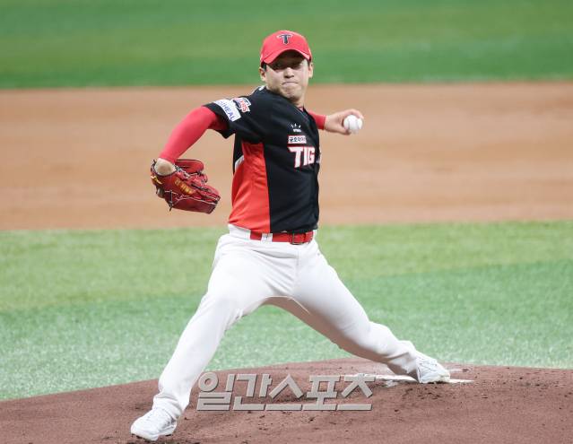 2025 KB0리그 프로야구 키움 히어로즈와 KIA 타이거즈의 경기가 24일 오후 서울 고척스카이돔에서 열렸다. KIA 선발 윤영철이 등판해 공을 던지고 있다. 고척=김민규 기자/2025.06.24/