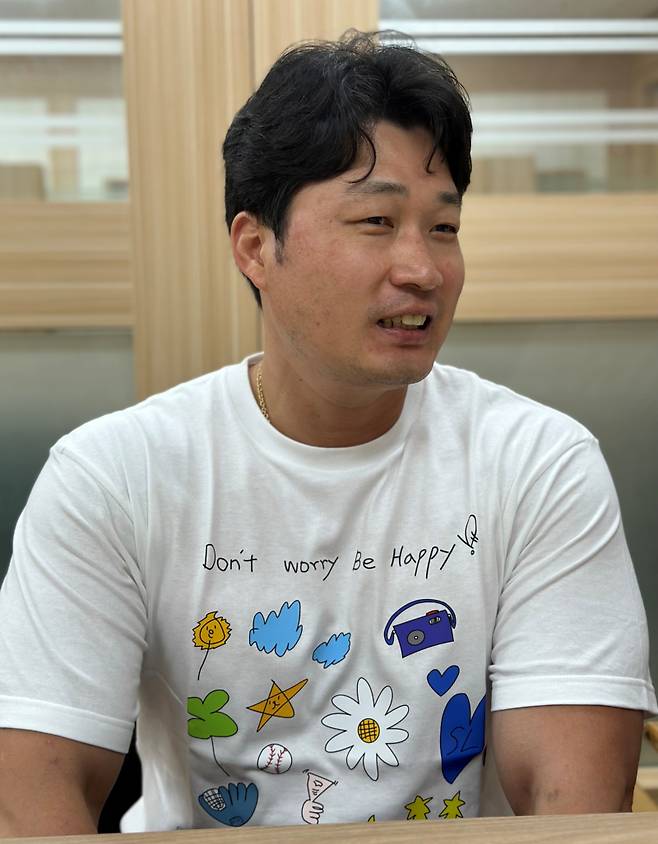 오승환이 13일 대구 KIA전을 앞두고 취재진과 인터뷰를 하고 있다. 대구=이형석 기자