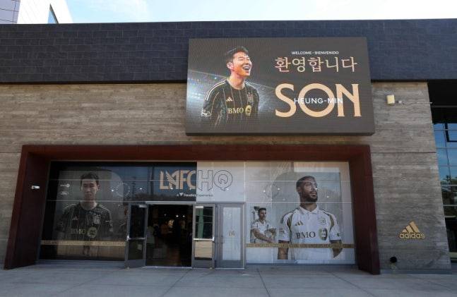 LAFC 공식 스토어 전광판에 손흥민 입단을 환영한다는 문구가 새겨져 있는 모습. AFP=연합뉴스