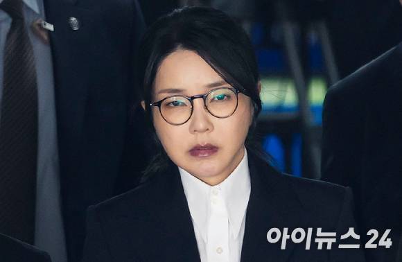 윤석열 전 대통령 부인 김건희 씨가 지난 12일 서울 서초구 서울중앙지방법원에서 열린 구속 전 피의자 심문(영장실질심사)을 마치고 법원을 나서고 있다. [사진=사진공동취재단]