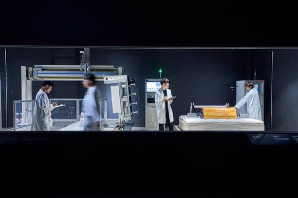 시몬스 수면연구R&D 센터에서 각종 테스트를 진행하는 모습. [사진=시몬스]