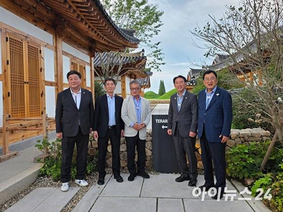 같은 날 경주시 교촌마을 인근 한옥 카페를 찾아 조현 장관(좌측 세 번째)과 주낙영 경주시장(우측 첫 번째), 김석기(우측 두 번째) 국회 외통위원장 등과 기념촬영을 하고 있다. [사진=경주시청]