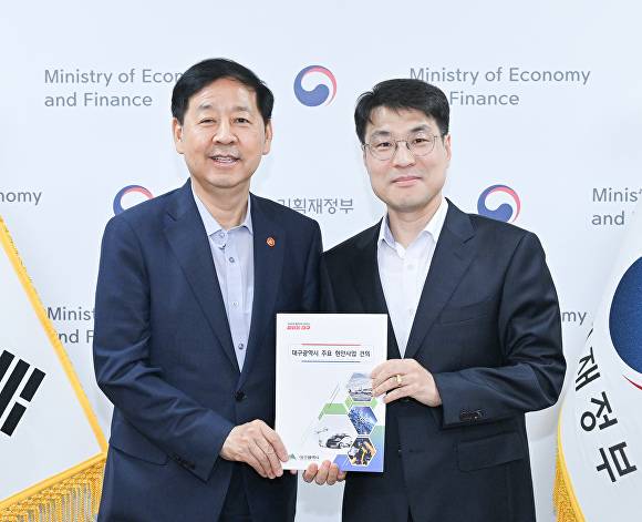 구윤철 경제부총리와 김정기 대구시장 권한대행(왼쪽부터)이 대구시 현안사업 건의문을 함께 들어보이고 있다 [사진=대구시]