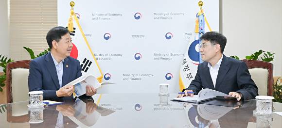 김정기 대구시장 권한대행(오른쪽)이 구윤철 경제부총리에게 대구시 현안사업들을 설명하고 있다 [사진=대구시]