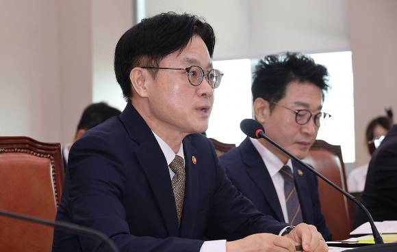 김정관 산업통상자원부 장관이 지난 6일 서울 여의도 국회에서 열린 산업통상자원중소벤처기업위원회 전체회의에서 발언하고 있다.  [사진=연합뉴스]