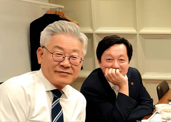 이재명 대통령의 경기지사 시절 정진상 전 민주당 대표 정무조정실장과 찍은 사진