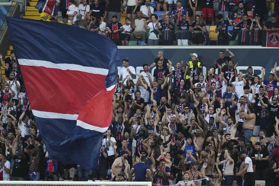 환호하는 파리생제르맹 팬들. AP=연합뉴스