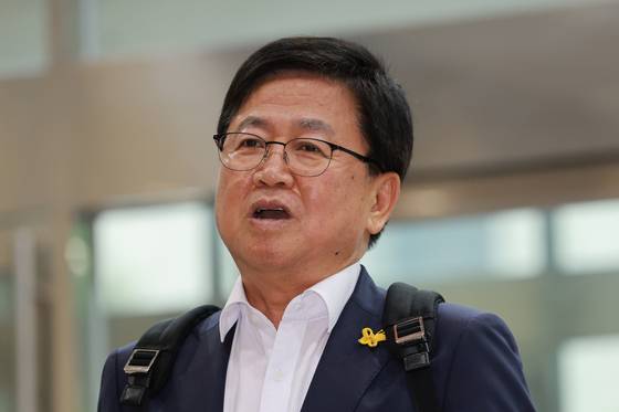 최교진 사회부총리 겸 교육부 장관 후보자가 14일 인사청문회 준비 사무실이 마련된 서울 영등포구 여의도 한국교육시설안전원으로 출근하며 취재진 질문에 답하고 있다. 연합뉴스