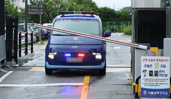 구속된 김건희 여사를 태운 호송차가 14일 오전 서울 구로구 서울남부구치소에서 특검 사무실로 향하고 있다. 뉴스1