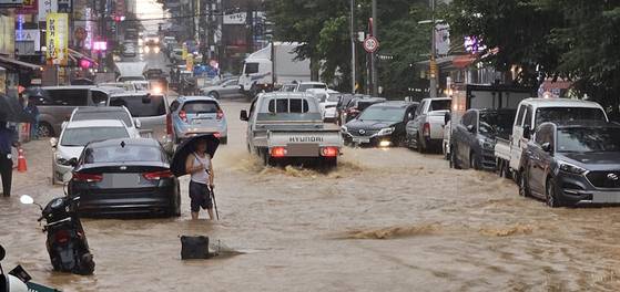 수도권에 많은 비가 내린 13일 인천 서구 강남시장 아파트 앞 도로가 침수돼 있다. 독자 제공=연합뉴스