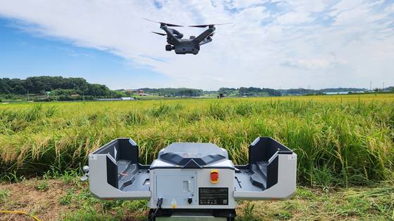 충남도 농업기술원이 개발한 새쫓는 드론 시스템. 이 드론은 사람이 들을 수 없는 고 주파수의 소리를 반복적으로 내보낸다. 사진 충남도 농업기술원