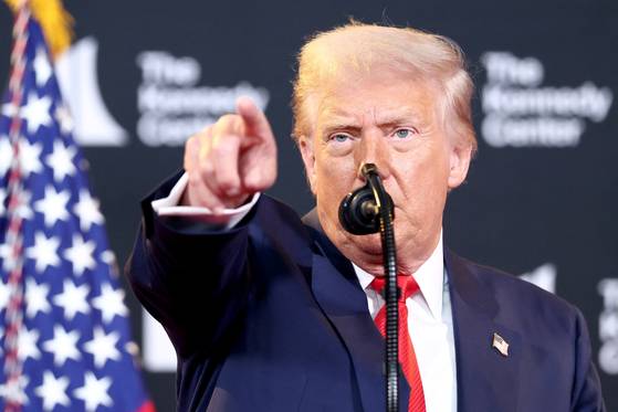 도널드 트럼프 미국 대통령이 13일(현지시간) 워싱턴 DC 케네디 센터에서 취재진과 대화 중 한 기자를 손가락으로 가리키고 있다. 로이터=연합뉴스