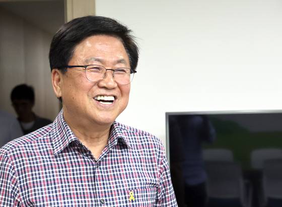 교육부 장관 후보자에 지명된 최교진 세종시 교육감이 13일 세종시 교육청 집무실에 들어오며 웃음 짓고 있다. 연합뉴스