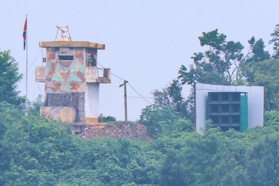 지난 11일 경기도 파주시 접경지역에서 바라본 북한군 초소 옆에 대남 확성기가 설치되어 있는 모습. 연합뉴스