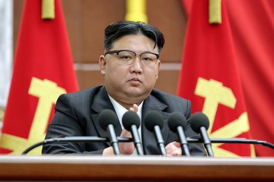 김정은 북한 국무위원장은 2023년 12월 노동당 전원회의에 참석해 남북관계를 '적대적 두 국가"로 규정하고 대남정책의 근본적 전환을 주문했다. 노동신문, 뉴스1