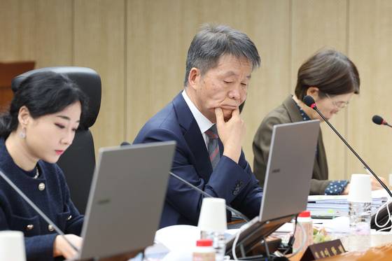 김용원 국가인권위원회 상임위원이 10일 오후 서울 중구 인권위에서 열린 2차 전원위원회에서 생각에 잠겨 있다. 장진영 기자