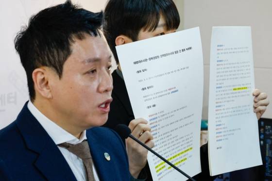 임태훈 군인권센터 소장이 지난해 1월 16일 서울 마포구 군인권센터에서 채 상병 사망 사건 수사 외압 관련 경찰 지휘부 개입 정황을 공개하는 기자회견을 열고 있다. 뉴스1