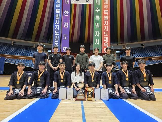 ▲ 인제 원통고(교장 배정희) 검도부가 12~14일 제주도에서 열린 8·15 광복 기념 문화체육관광부장관배 제54회 전국학생검도대회에서 고등부 단체전 우승을 차지했다.