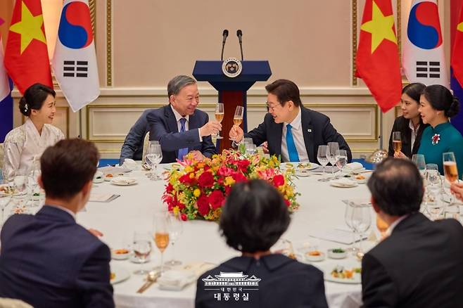 ▲이재명 대통령이 11일 청와대 영빈관에서 열린 한·베트남 공식 만찬에서 또 럼 베트남 당 서기장과 건배하고 있는 모습 [대통령실]