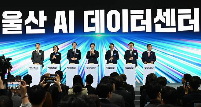 이재명 대통령이 지난 6월 20일 울산전시컨벤션센터에서 열린 '대한민국 AI 고속도로, 울산 AI데이터센터 출범식'에서 참석자들과 함께 기념 세리머니에 참여하고 있다. 왼쪽부터 안덕근 산업통상자원부 장관, 최민희 국회 과학기술정보방송통신위원장, 최태원 SK그룹 회장, 이 대통령, 아마존웹서비스(AWS) 프라사드 칼야나라만 인프라 총괄 대표, 유상임 과학기술정보통신부 장관, 김두겸 울산광역시장. 사진=대통령실사진기자단
