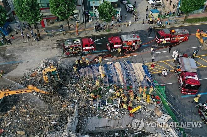 광주 동구 학동의 한 철거 작업 중이던 건물이 붕괴, 도로 위로 건물 잔해가 쏟아져 시내버스 등이 매몰됐다. 사진은 사고 현장에서 119 구조대원들이 구조 작업을 펼치는 모습.(연합뉴스)