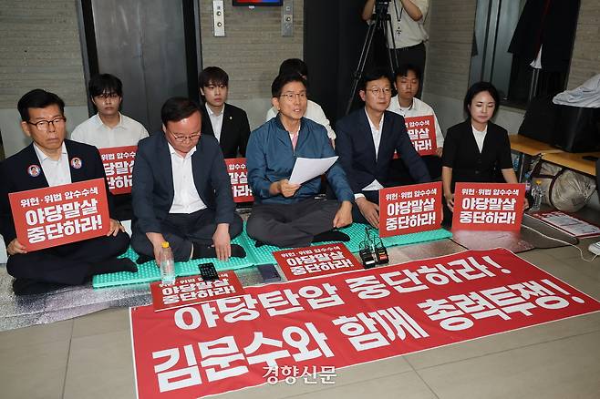 국민의힘 당 대표 선거에 출마한 김문수 후보가 14일 서울 여의도 중앙당사 로비에서 김건희 특검의 당사 압수수색에 항의하며 농성을 벌이고 있다. 2025.8.14 박민규 선임기자