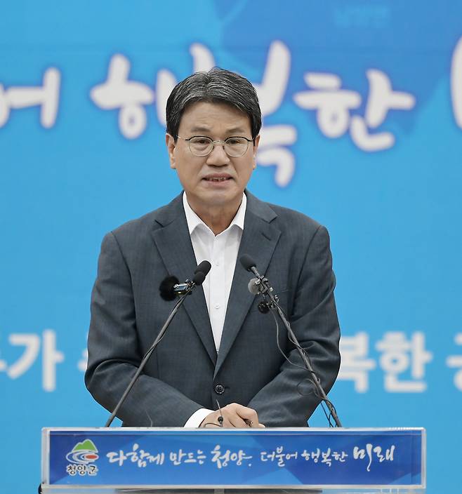 김돈곤 충남 청양군수가 14일 군청에서 기자회견을 열고 충남도의 예산 삭감 방침 등에 대한 입장을 밝히고 있다. 충남 청양군 제공